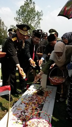Hari Pahlawan Aher dan Kapolda Tabur Bunga di Makam Para Mantan Gubernur Jabar