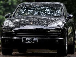 Porsche Cayenne Milik Bandar Narkoba Terseret Truk Sejauh 6 Km