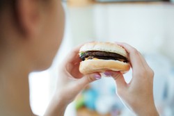 Dengan Menepuk Dahi Keinginan Makan Jadi Berkurang