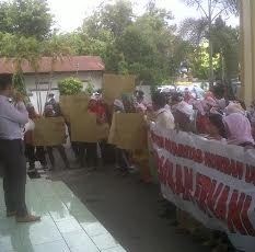 Warga Bantul Demo Minta Ibu Rumah Tangga Terjerat UU ITE Dibebaskan