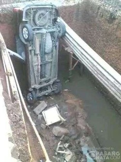 Bukan Cuma Motor, Nih Mobil yang Juga Nyemplung di Lubang Galian Cibubur