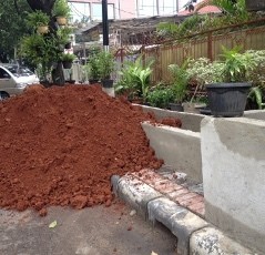 Di Grogol, Trotoar Buat Pejalan Kaki Malah Dibangun Pot Beton