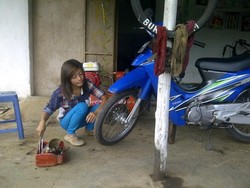 Nanik Tukang Tambal dari Malang yang Jadi Buah Bibir karena Ayu