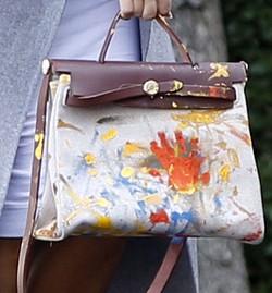 Kim Kardashian Bangga Pakai Tas Hermes Penuh Coretan Cat Putrinya, North