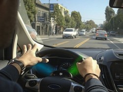 Perangkat Ini Bisa Selamatkan Pengemudi yang Tidak Bisa Lepas dengan HP-nya