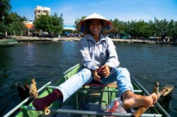 Di Vietnam, Dayung Perahu Pakai Kaki
