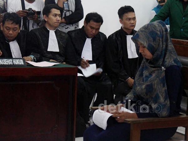 Sidang Kasus Status FB Diwarnai Demo Sidang Kasus Status FB Diwarnai Demo