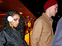 Beri Buket Bunga Mawar, Ini Alasan Robert Pattinson Jatuh Cinta pada FKA Twigs
