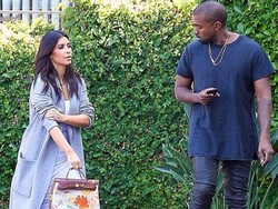 Unik! Kim Kardashian Pakai Tas Buatan North West