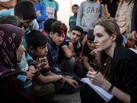 Foto-Foto Aksi Sosial Angelina Jolie (2)