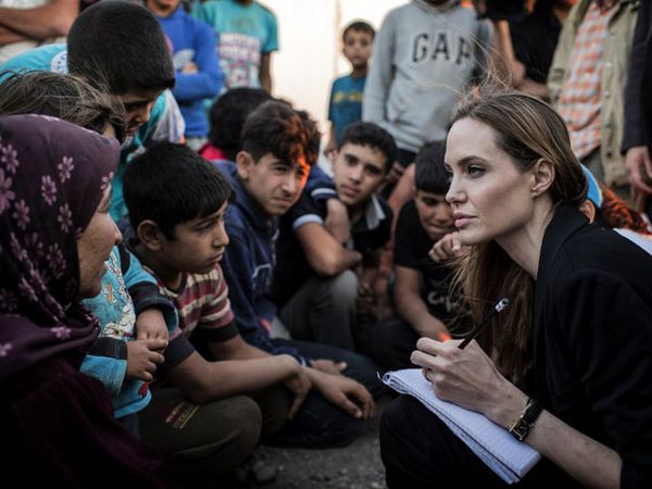 Foto-Foto Aksi Sosial Angelina Jolie (2)