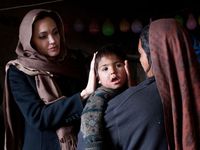Foto-Foto Aksi Sosial Angelina Jolie (1)