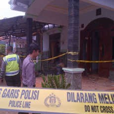 Warga Dua Desa Bentrok, Sebuah Rumah Dilempar Bondet