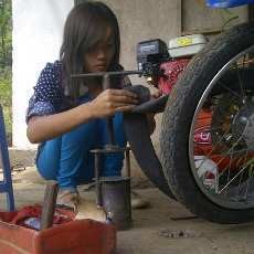 Nanik Si Tukang Tambal Ban Cantik dari Malang