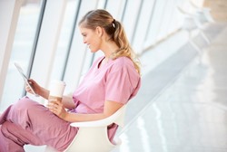 Mudah Diakses, Internet Jadi Andalan Bidan untuk Dapatkan Informasi Akurat