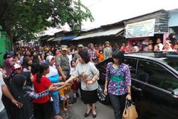 Datang ke Kompleks SD Penjaringan, Menkes Nila Disambut Warga dan Anak SD