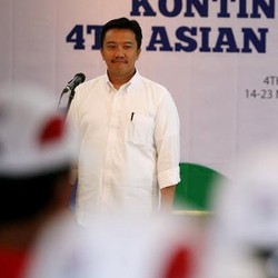 Gaya Santai Menpora di Pengukuhan Atlet ABG 2014