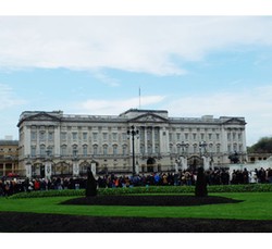 Melihat Keriuhan Saat Ratu Elizabeth Keluar dari Istana Buckingham