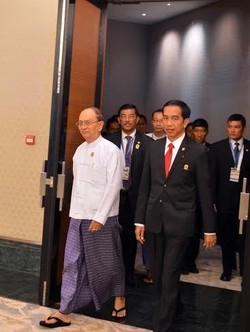 Enaknya Bersarung dan Bersandal Jepit di Arena KTT ASEAN Myanmar