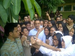 Kala Menteri Anies Dicegat dan Diserbu Siswa-Guru untuk Selfie
