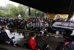Memasuki Musim Hujan, Pemotor Diminta Tak Berteduh di Kolong Jembatan