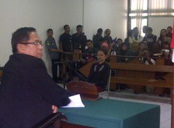 Florence Disidang Tanpa Didampingi Penasihat Hukum, Hakim Mempertanyakan