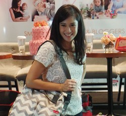 Foto: Dian Sastrowardoyo Bergaya dengan Tas Popok