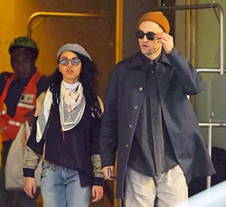 So Cute, Robert Pattinson Carikan Taksi Untuk Pacar Barunya