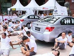 Pria Ini Kuat Memegang Mobil dengan Satu Tangan Selama 82 Jam!