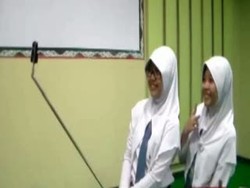 Keren, 2 Siswi Madrasah Ini Ciptakan Tongsis dari Payung