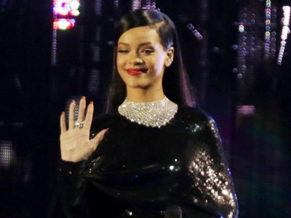 Rihanna Serba Hitam di Hari Veteran