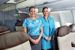 Seragam Pramugari Ini Penuh Warna dan Bunga
