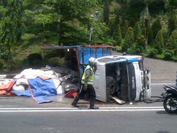 Tidak Kuat Menanjak, Truk Pengangkut Serbuk Ikan Terguling