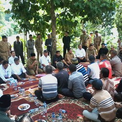 Dialog Lesehan di Pinggir Sungai, Cara Unik Menteri Basuki Selesaikan Pembebasan Lahan Waduk