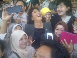 Ratusan PNS Karantina Perikanan Rebutan Selfie dengan Menteri Susi