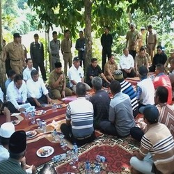 Blusukan, Basuki Jelaskan Bedanya Bendungan dan Bendung ke Warga Korban Gusur