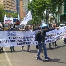 Kuasai Jalan di Depan Grahadi, Buruh Tolak Kenaikan BBM dan Tuntut UMK