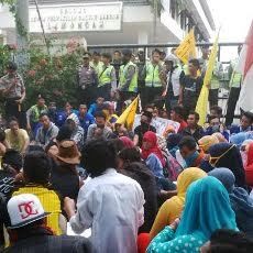 Mahasiswa Lamongan Turun ke Jalan Protes Praktek Pungli di Dispendik