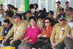 Peringati Hari Kesehatan Nasional, Menkes Nila Hadiri Upacara Hingga Pameran Foto