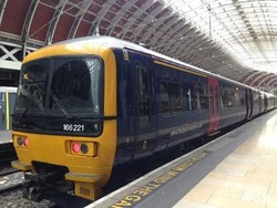 Mencoba Jadi Penduduk Lokal London dengan Naik Kereta