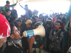 Pulang dari Demo BBM, Mahasiswa Makassar Bentrok dengan Polisi