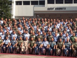 Smile! Menhan Ryamizard Foto Bersama Perwira Tinggi di Mabes TNI