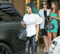 Foto: Datang ke Baby Shower Kourtney Kardashian, Kylie Jenner Salah Kostum
