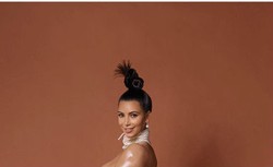 Tak Hanya Bokong, Kim Kardashian Pose Mengumbar Seluruh Tubuhnya di Majalah