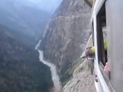 Jalanan Paling Mengerikan di Dunia Ada di Himalaya
