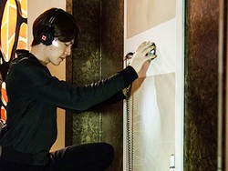 Gaya Kim Woo Bin Bobol Brankas di Film The Technicians