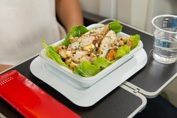 Porsi Lebih Besar dan Ada Pilihan Makanan Baru di Kelas Ekonomi Qantas