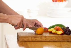 Mana yang Lebih Higienis, Talenan Plastik atau Kayu?