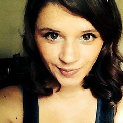 Foto Seksinya Dicuri Website Porno, Gadis Cantik Murka