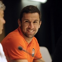 Pemain Ini Hibur Anak-anak Korban Perang dengan Bagi-bagi Jeruk